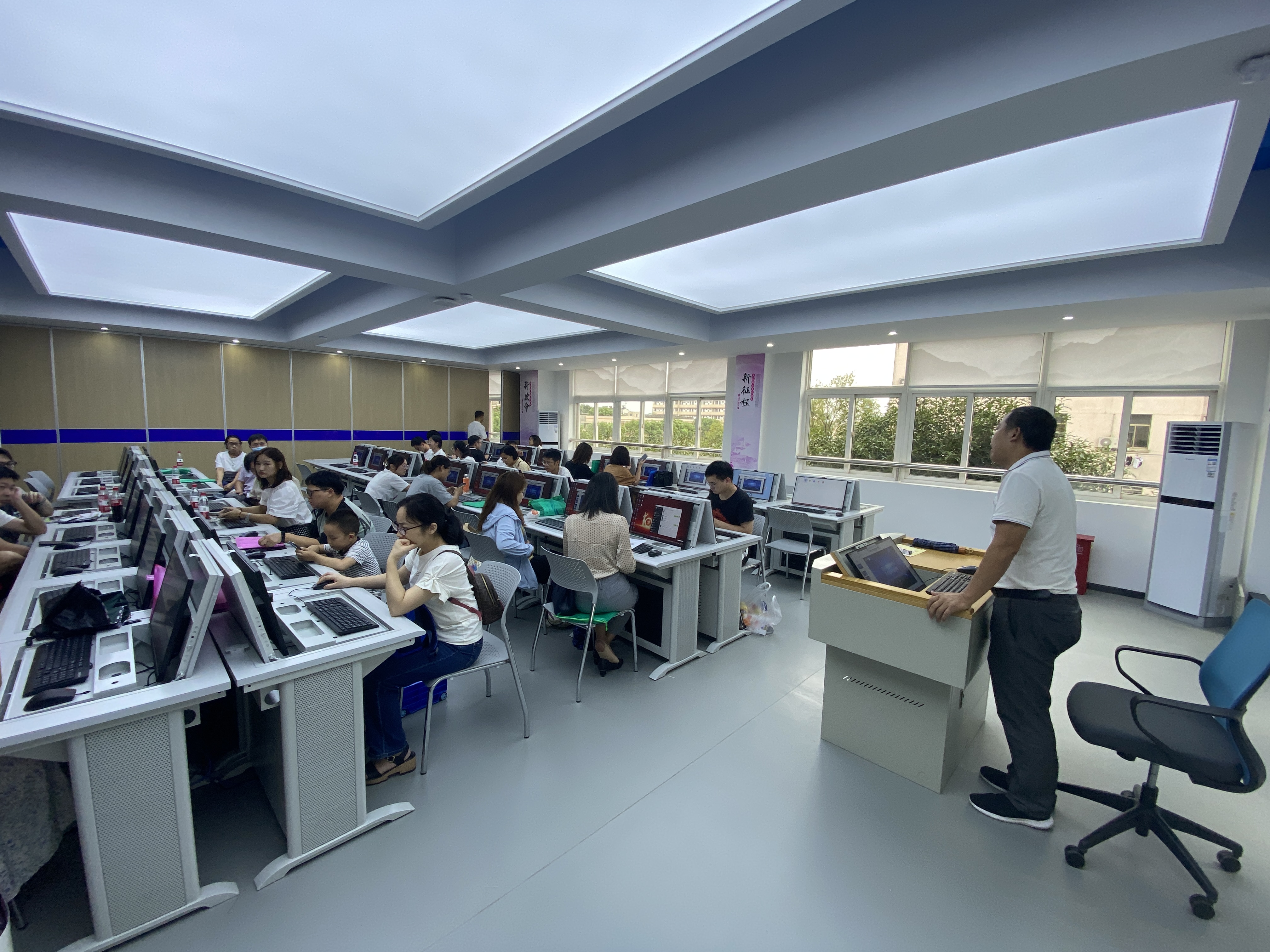 “龙芯之父”胡伟武:感谢金华教育学院，感谢家乡的老师们！